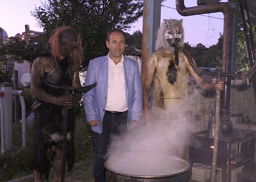 Bursa'da 200 yıllık bayram geleneği; 'Deliler' birliği anıldı 6